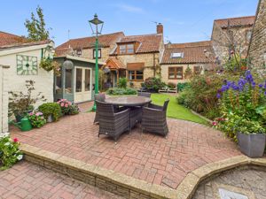 Rear garden/seating area/summerhouse- click for photo gallery